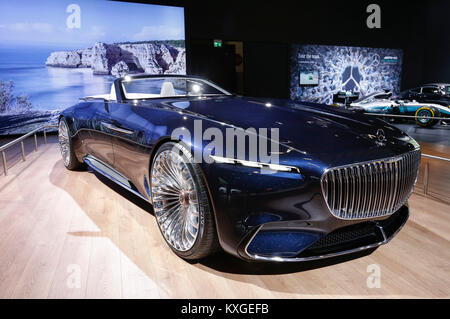 Bruxelles. 10 janvier, 2018. Photo prise le 10 janvier 2018 montre les Mercedes-Maybach 6 Cabriolet au cours de la journée des médias de la 96e European Motor Show de Bruxelles, Belgique. Credit : Ye Pingfan/Xinhua/Alamy Live News Banque D'Images