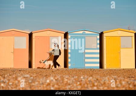 Ingelmunster, East Sussex. 10 janvier 2018. Les gens profiter du soleil à Seaford, ROYAUME UNI après des jours d'humide et sombre, météo Crédit : Peter Cripps/Alamy Live News Banque D'Images