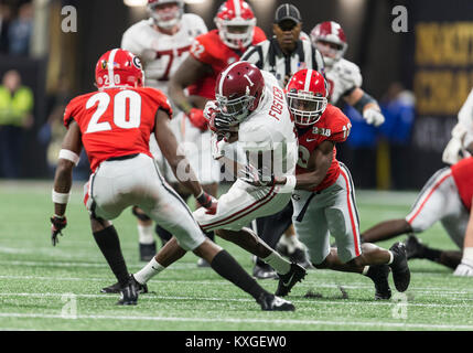 Atlanta, Georgia, USA. 8 janvier, 2018. Alabama receveur Robert Foster (1) courir avec le ballon après la capture que la Géorgie arrière défensif Deandre Baker (18) poursuit en séries éliminatoires de football match de championnat national de l'action entre l'Alabama Crimson Tide et le Georgia Bulldogs de Mercedes-Benz Stadium à Atlanta, Géorgie. L'Alabama a battu la Géorgie 26-23 à Atlanta, Géorgie, USA. Credit : Cal Sport Media/Alamy Live News Banque D'Images