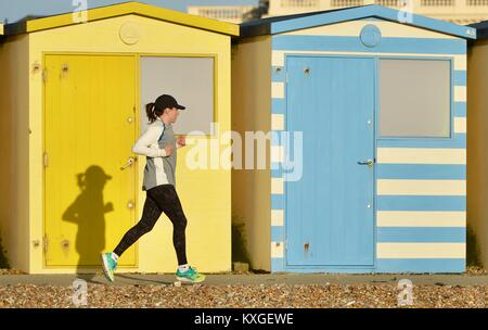 Ingelmunster, East Sussex. 10 janvier 2018. Les gens profiter du soleil à Seaford, ROYAUME UNI après des jours d'humide et sombre, météo Crédit : Peter Cripps/Alamy Live News Banque D'Images