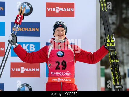 Inzell, Allemagne. 10 janvier, 2018. Troisième placé Johannes Thingnes Boe de la Norvège célèbre pendant la cérémonie de remise des prix après l'événement unique de 20 km à la Coupe du Monde dans le Chiemgau Arena à Inzell, Allemagne, 10 janvier 2018. Credit : Matthias Balk/dpa/Alamy Live News Banque D'Images