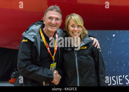 Excel, Londres, Royaume-Uni, le 10 janvier 2018. Marin britannique Susie Goodall sponsor avec DHL Express Chef Ken Allen en face de la Rustler 36 récemment rénové, a relancé l'avant de sa race. Susie Goodall est l'un des plus jeunes skippers, et la seule femme, d'être en compétition dans la course aux Golden Globe 2018, qui verra trente marins embarquez pour un tour du monde sans escale de 48 000 km des océans du monde sans aucune aide extérieure. Credit : Imageplotter News et Sports/Alamy Live News Banque D'Images