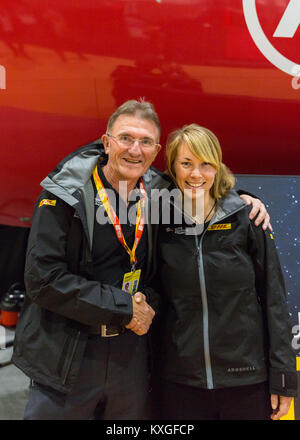 Excel, Londres, Royaume-Uni, le 10 janvier 2018. Marin britannique Susie Goodall sponsor avec DHL Express Chef Ken Allen en face de la Rustler 36 récemment rénové, a relancé l'avant de sa race. Susie Goodall est l'un des plus jeunes skippers, et la seule femme, d'être en compétition dans la course aux Golden Globe 2018, qui verra trente marins embarquez pour un tour du monde sans escale de 48 000 km des océans du monde sans aucune aide extérieure. Credit : Imageplotter News et Sports/Alamy Live News Banque D'Images