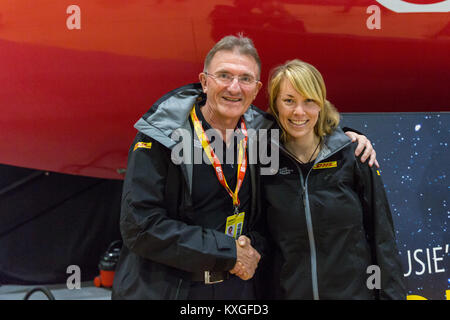 Excel, Londres, Royaume-Uni, le 10 janvier 2018. Marin britannique Susie Goodall sponsor avec DHL Express Chef Ken Allen en face de la Rustler 36 récemment rénové, a relancé l'avant de sa race. Susie Goodall est l'un des plus jeunes skippers, et la seule femme, d'être en compétition dans la course aux Golden Globe 2018, qui verra trente marins embarquez pour un tour du monde sans escale de 48 000 km des océans du monde sans aucune aide extérieure. Credit : Imageplotter News et Sports/Alamy Live News Banque D'Images