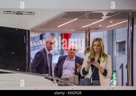 Londres, Royaume-Uni. 10 janvier, 2018. Sir Geoff Hurst et le trophée Jules Rimet le Sunseeker à lancer et annonce du partenariat avec la FIFA pour la Coupe du Monde 2018 - Le London Boat Show 2018 ouvre ses portes au centre Excel dans les Docklands. Crédit : Guy Bell/Alamy Live News Banque D'Images