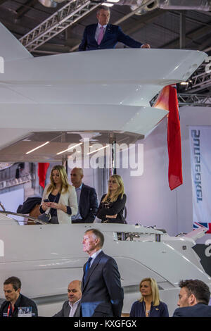 Londres, Royaume-Uni. 10 janvier, 2018. Sir Geoff Hurst au Sunseeker lancement et annonce du partenariat avec la FIFA pour la Coupe du Monde 2018 - Le London Boat Show 2018 ouvre ses portes au centre Excel dans les Docklands. Crédit : Guy Bell/Alamy Live News Banque D'Images