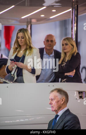 Londres, Royaume-Uni. 10 janvier, 2018. Sir Geoff Hurst au Sunseeker lancement et annonce du partenariat avec la FIFA pour la Coupe du Monde 2018 - Le London Boat Show 2018 ouvre ses portes au centre Excel dans les Docklands. Crédit : Guy Bell/Alamy Live News Banque D'Images