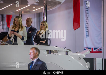 Londres, Royaume-Uni. 10 janvier, 2018. Sir Geoff Hurst au Sunseeker lancement et annonce du partenariat avec la FIFA pour la Coupe du Monde 2018 - Le London Boat Show 2018 ouvre ses portes au centre Excel dans les Docklands. Crédit : Guy Bell/Alamy Live News Banque D'Images