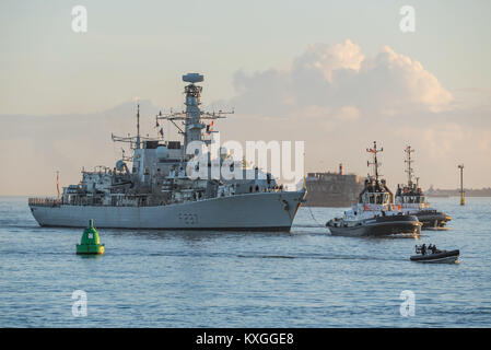 Portsmouth, Royaume-Uni. 10 janvier, 2018. Type 23 de la Royal Navy, le HMS Frégate Westminster, arrive à la maison après la surveillance de navires de la marine russe en passant par la Manche. Comme la flotte prête escorte, Westminster a été chargé d'intercepter et d'escorter les navires russes à court préavis. Crédit : Neil Watkin/Alamy Live News Banque D'Images