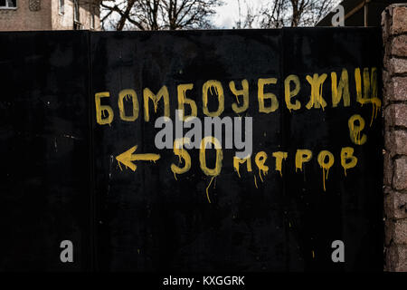 Donbass Donetsk, Ukraine. Apr 15, 2015. Peinture sur la porte de la chambre d'aider les gens à trouver les bunkers. en anglais : abri, à 50 mètres sur la gauche.Le conflit entre la Fédération et les rebelles des forces dans le bras ukrainien Donbass Région de l'Est de l'Ukraine a été la carbonisation sur depuis 2014. Des dizaines de milliers de résidents a fait des sans-abri en raison de ce conflit et beaucoup cherchent la sécurité dans les bunkers souterrains en cas de bombardement. Credit : Yves Choquette/SOPA/ZUMA/Alamy Fil Live News Banque D'Images