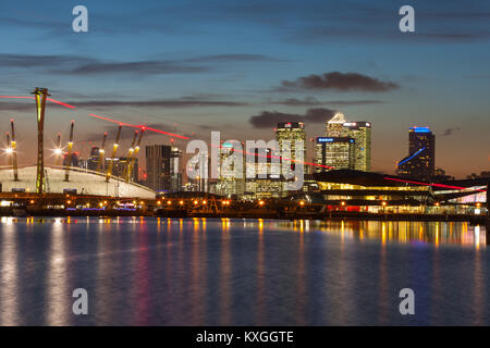 Docklands, London, UK. 10 janvier, 2018. Un magnifique coucher de soleil sur les gratte-ciel de Canary Wharf, l'O2 Arena, le Docklands et le 'Emirates Air Line' cable car conclut la journée. La cabine téléphérique rouge forme des feux de piste à travers l'air. Credit : Imageplotter News et Sports/Alamy Live News Banque D'Images