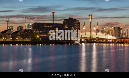 Docklands, London, UK. 10 janvier, 2018. Un magnifique coucher de soleil sur les gratte-ciel de Canary Wharf, l'O2 Arena, le Docklands et le 'Emirates Air Line' cable car conclut la journée. La cabine téléphérique rouge forme des feux de piste à travers l'air. Credit : Imageplotter News et Sports/Alamy Live News Banque D'Images