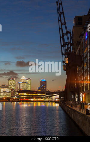 Docklands, London, UK. 10 janvier, 2018. Un magnifique coucher de soleil sur les gratte-ciel de Canary Wharf, l'O2 Arena, le Docklands et le 'Emirates Air Line' cable car conclut la journée. Credit : Imageplotter News et Sports/Alamy Live News Banque D'Images