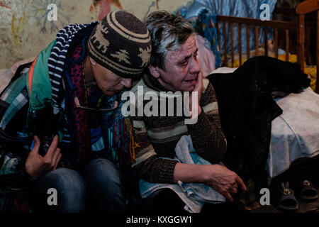 Donbass Donetsk, Ukraine. Apr 15, 2015. Photographe tchèque Iva Zimova Babouchka pour le consoler comme elle pleurent souvent, perdu l'espoir d'une vie meilleure.parfois le conflit entre la Fédération et les rebelles des forces dans le bras ukrainien Donbass Région de l'Est de l'Ukraine a été la carbonisation sur depuis 2014. Des dizaines de milliers de résidents a fait des sans-abri en raison de ce conflit et beaucoup cherchent la sécurité dans les bunkers souterrains en cas de bombardement. Credit : Yves Choquette/SOPA/ZUMA/Alamy Fil Live News Banque D'Images