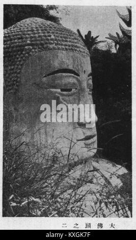 Le Bouddha géant de Leshan, situé dans le Sichuan, en Chine, est une célèbre statue bouddhiste sculptée dans une falaise. Cette image se concentre sur la tête de la statue, soulignant ses détails complexes et son importance culturelle. Banque D'Images