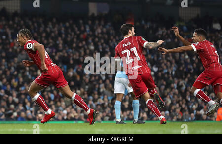 Bristol City's Bobby Reid (à gauche) fête marquant son premier but de la partie du jeu de la pendant la demi-finale de la Coupe du buffle, premier match de la jambe à l'Etihad Stadium, Manchester. Banque D'Images