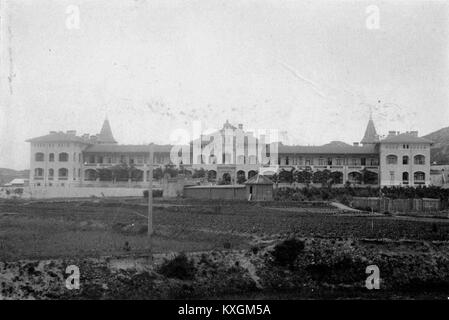 Une photographie d'archives de la caserne Iltis à Qingdao montrant les bâtiments de style allemand, la disposition et le paysage environnant du site militaire colonial. Banque D'Images