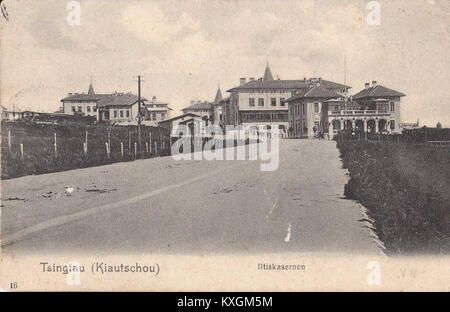 Une photographie historique montrant le côté ouest de la caserne Iltis à Qingdao, en Chine, qui a été utilisée par l'armée allemande au début du XXe siècle. Banque D'Images