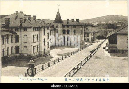 La vue arrière de la caserne Iltis à Qingdao, construite pendant la période coloniale allemande. Le site a servi de logement militaire et de lieu stratégique pour les forces allemandes dans la province du Shandong. Banque D'Images