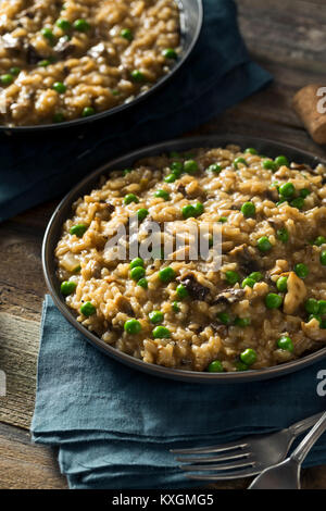 Risotto aux champignons salés faits maison avec des petits pois et des oignons Banque D'Images