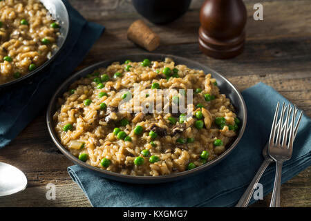 Risotto aux champignons salés faits maison avec des petits pois et des oignons Banque D'Images