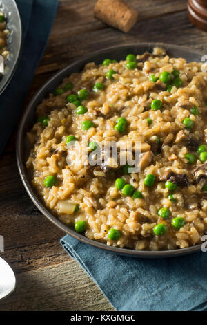 Risotto aux champignons salés faits maison avec des petits pois et des oignons Banque D'Images