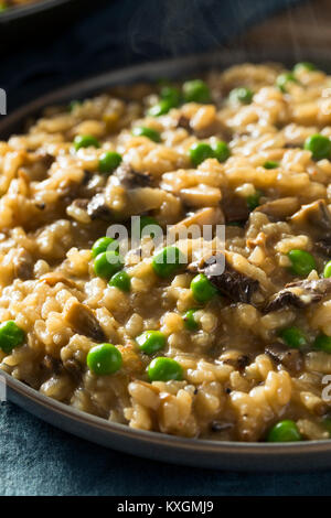 Risotto aux champignons salés faits maison avec des petits pois et des oignons Banque D'Images