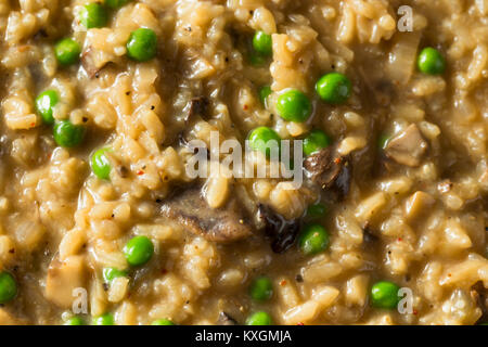 Risotto aux champignons salés faits maison avec des petits pois et des oignons Banque D'Images