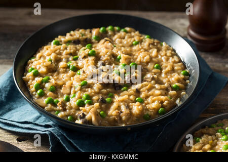 Risotto aux champignons salés faits maison avec des petits pois et des oignons Banque D'Images