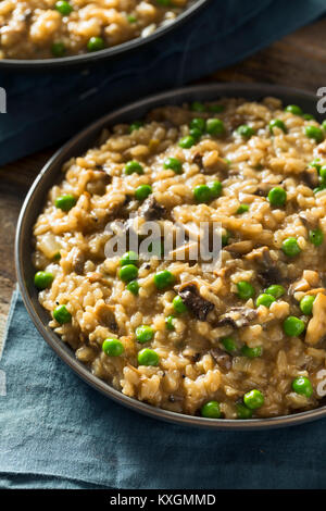 Risotto aux champignons salés faits maison avec des petits pois et des oignons Banque D'Images