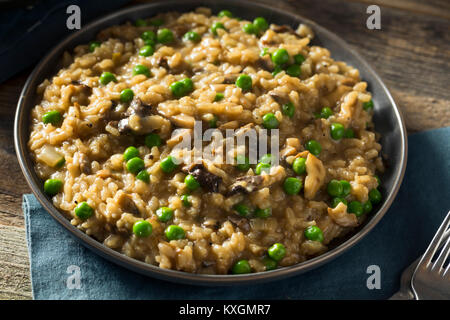 Risotto aux champignons salés faits maison avec des petits pois et des oignons Banque D'Images