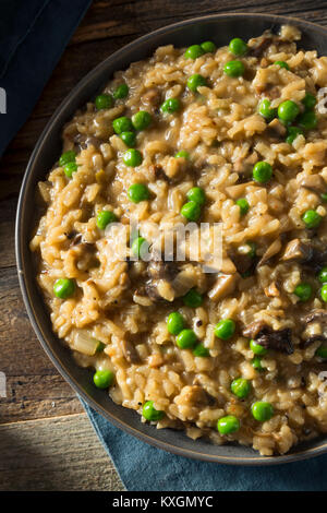 Risotto aux champignons salés faits maison avec des petits pois et des oignons Banque D'Images