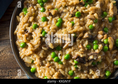 Risotto aux champignons salés faits maison avec des petits pois et des oignons Banque D'Images