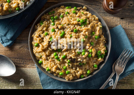 Risotto aux champignons salés faits maison avec des petits pois et des oignons Banque D'Images