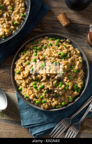 Risotto aux champignons salés faits maison avec des petits pois et des oignons Banque D'Images