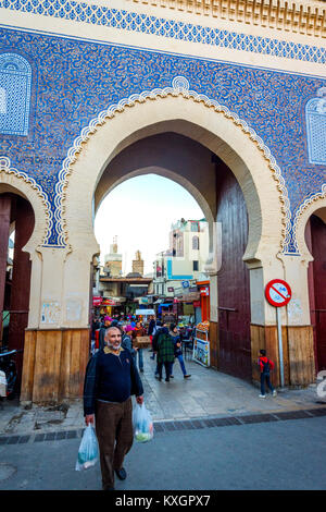 Fes, MAROC - 9 décembre : Les gens qui passent par l'ancienne porte Bab Boujloud de Fès. Décembre 2016 Banque D'Images