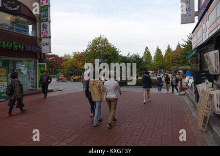 Ce titre fait référence à une image ou à un fichier multimédia pris avec un appareil photo Sony RX1 le 25 octobre 2015. Le contexte ou l'événement n'est pas clair, mais il pourrait représenter un moment dans le temps capturé numériquement. Banque D'Images
