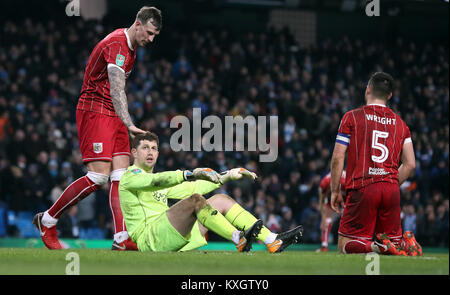 Bristol City gardien Frank Fielding se trouve découragée après Manchester City, Sergio Aguero (pas sur la photo) marque son deuxième but de côtés du jeu pendant la demi-finale de la Coupe du buffle, premier match de la jambe à l'Etihad Stadium, Manchester. Banque D'Images