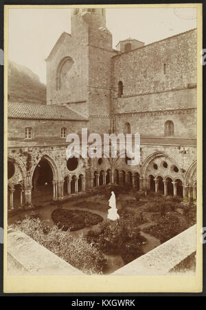 L'abbaye Sainte-Marie de Fontfroide est un ancien monastère cistercien près de Narbonne, en France. Le complexe présente une architecture romane et gothique avec des cloîtres, des chapelles et des structures en pierre datant du XIIe siècle. Banque D'Images
