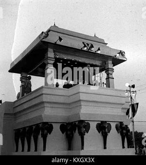 La photographie de 1960 montre le président égyptien Gamal Abdel Nasser en visite en Inde, soulignant les relations diplomatiques et l'engagement politique entre l'Égypte et l'Inde au cours de cette période. Banque D'Images