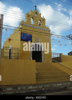 Photographie représentant le site archéologique d'Acanceh à Yucatán, au Mexique. L’image montre l’architecture maya ancienne, y compris les structures pyramidales et les reliefs en stuc, représentant le patrimoine précolombien de la région. Banque D'Images
