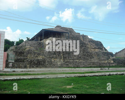 Photographie montrant le site archéologique d'Acanceh à Yucatán, au Mexique, présentant l'architecture maya antique et des structures monumentales telles que des pyramides et des reliefs en stuc. Banque D'Images