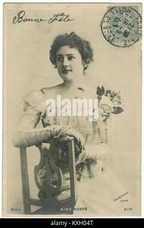 Cette image montre Aïno Ackté, un célèbre chanteur d'opéra finlandais, capturé sur une photographie de Reutlinger. Ackté est connue pour son talent vocal et sa contribution à l'opéra au début du XXe siècle. Banque D'Images