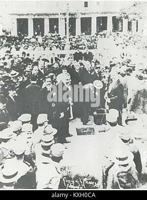 Cérémonie de pose de la première pierre du monument José Martí en 1904, à laquelle ont assisté des fonctionnaires et des personnalités commémorant le héros national cubain. Banque D'Images