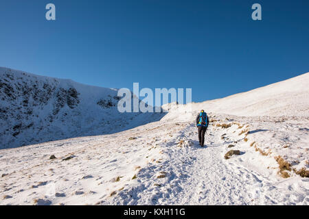 Marcher vers Swirral sur le bord de Montagnes Helvellyn en hiver, Lake District, Cumbria, Angleterre. Banque D'Images