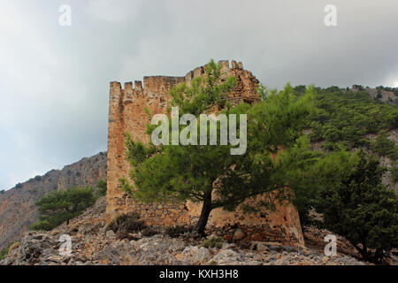 Le château en ruines surplombant le village d'Agia Roumeli en Crète, en Grèce, est une forteresse ottomane du XIXe siècle dotée de bastions rectangulaires et de tours rondes, donnant sur la sortie des gorges de Samarie et de la mer de Libye. Banque D'Images