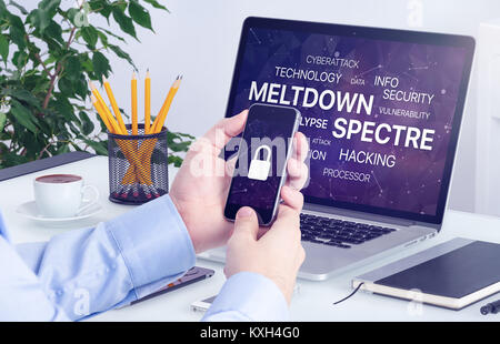 Meltdown et spectre menace concept sur ordinateur portable et l'écran du smartphone. Banque D'Images