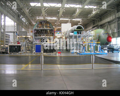 Cette image montre le processus de préparation du fuselage du modèle Airbus Lagardère P50, MSN120, qui implique des travaux d'ingénierie détaillés pour l'intégrité structurale avant assemblage. Les étapes clés comprennent la finition de surface, la fixation des sections et les contrôles d'alignement. Banque D'Images