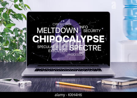 Concept Chipocalypse avec meltdown et spectre menace sur l'écran du portable dans l'espace de bureau. Banque D'Images