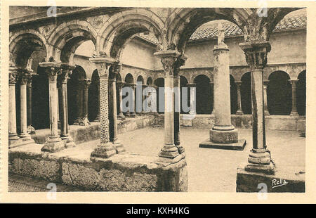 Une vue vers 1930 de la cathédrale Saint-Sauveur d'Aix-en-Provence et de son cloître adjacent à Aix-en-Provence, France, montrant des éléments architecturaux romans et gothiques.  :ContentReference[oaicite :1]{index=1} Banque D'Images